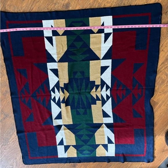 Navajo Design Eight Throw Blanket 48’x 54’ & Cable Knit Skid Proof Slippers7/12 - Picture 4 of 6